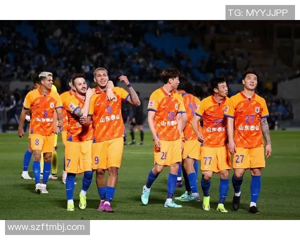 足球明星穿破鞋的真实瞬间展现运动员不屈精神与拼搏毅力